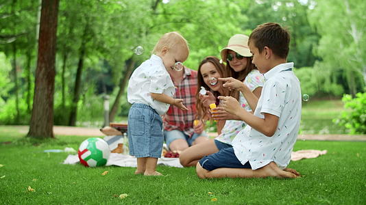 父母和孩子一起在户外野餐休闲视频的预览图