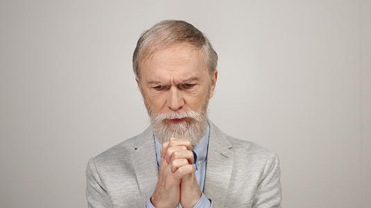 白胡子老人在室内祈祷视频的预览图