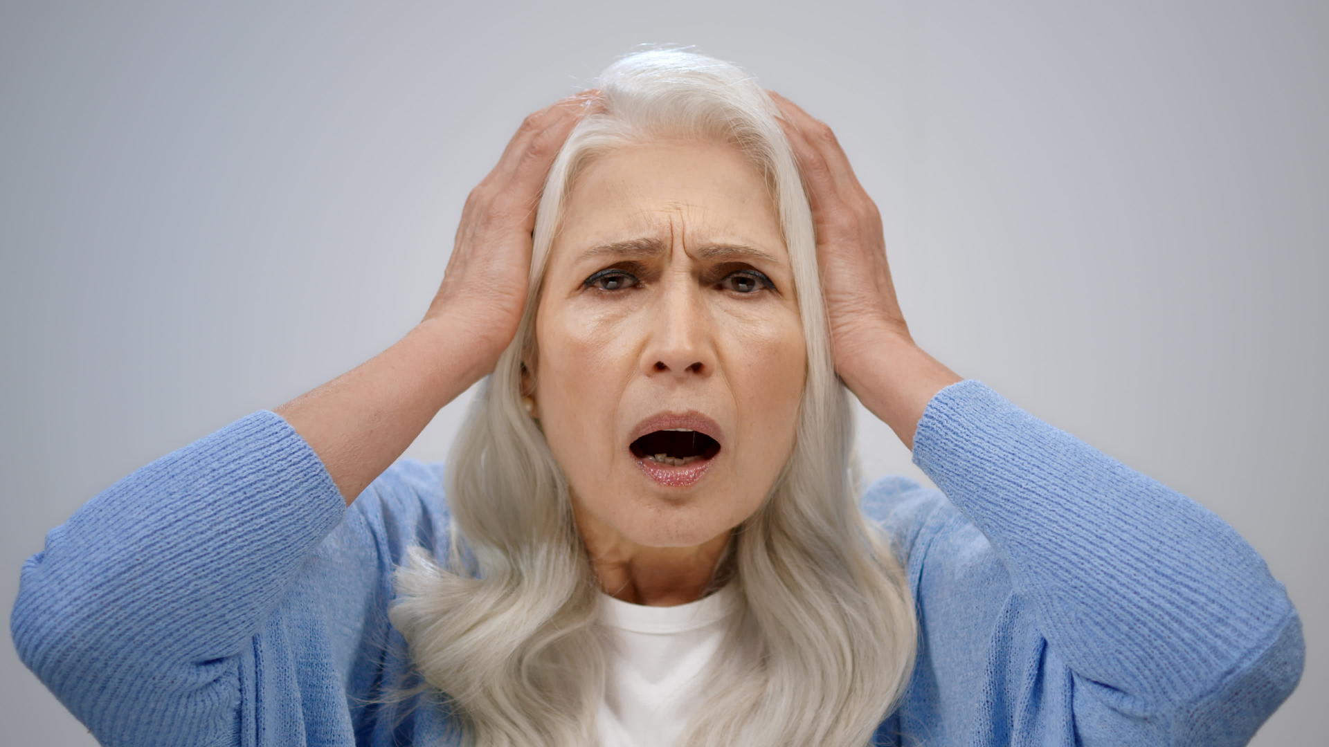老年妇女害怕面对镜头的表情视频的预览图