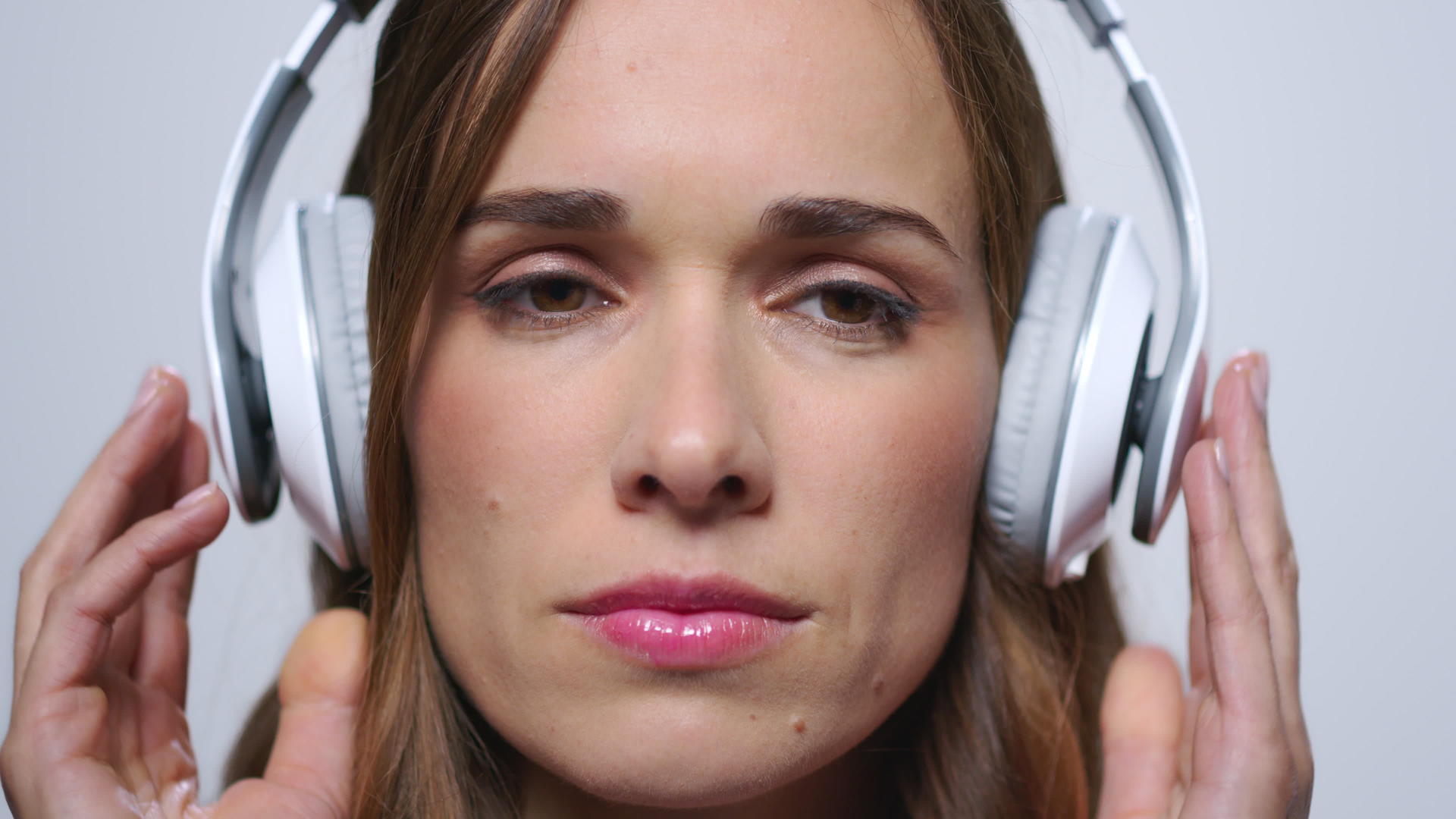 女商人在录音室戴上耳机女孩戴着耳机听音乐视频的预览图