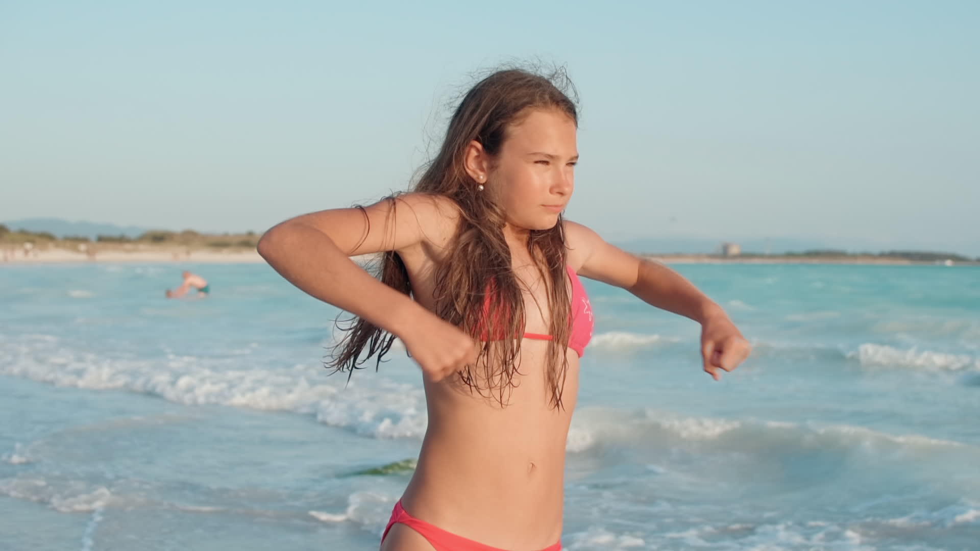 训练漂亮女孩的海滩视频的预览图