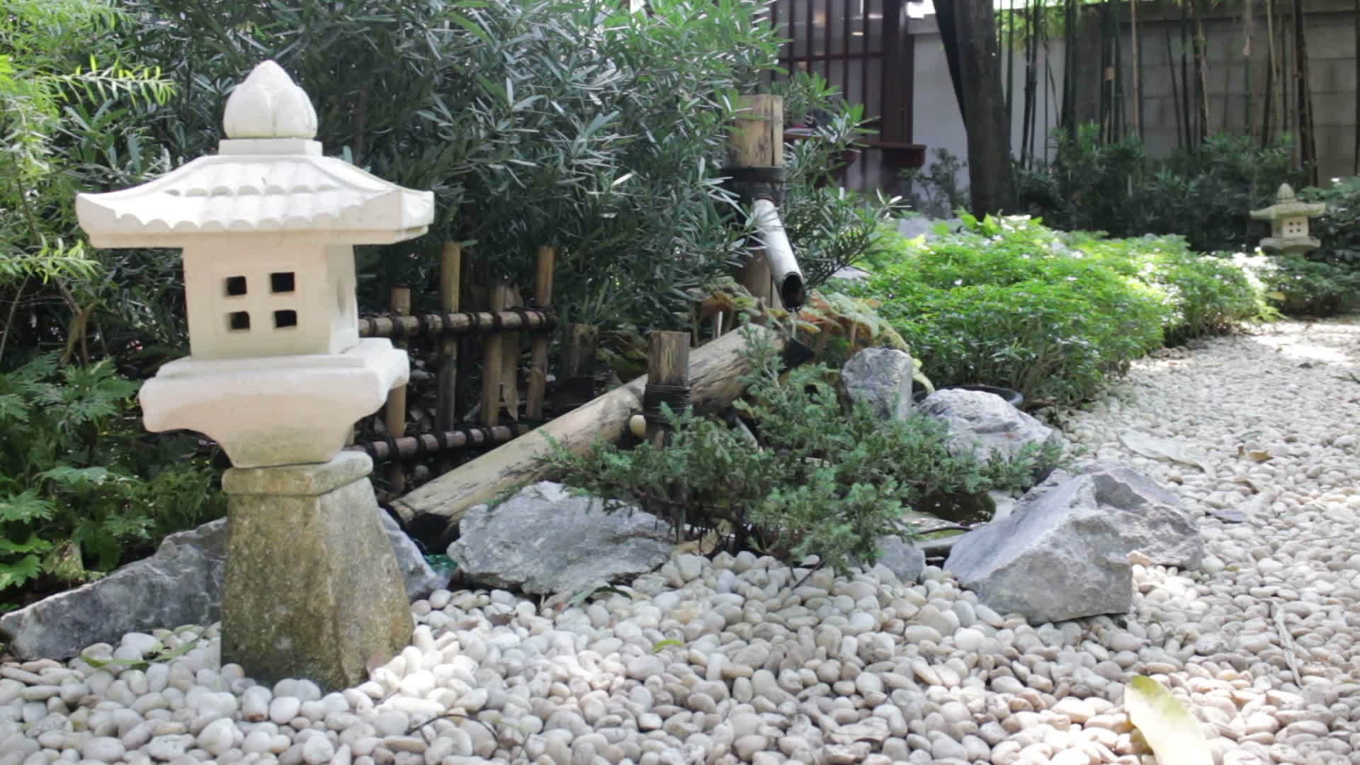 花园里装饰着花竹流水视频的预览图