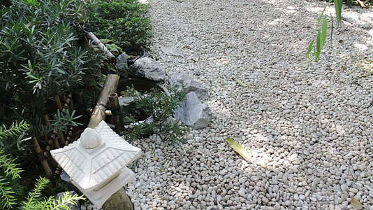 竹流水装饰在花园里视频的预览图
