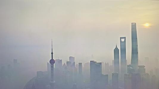 上海陆家嘴晨雾视频的预览图