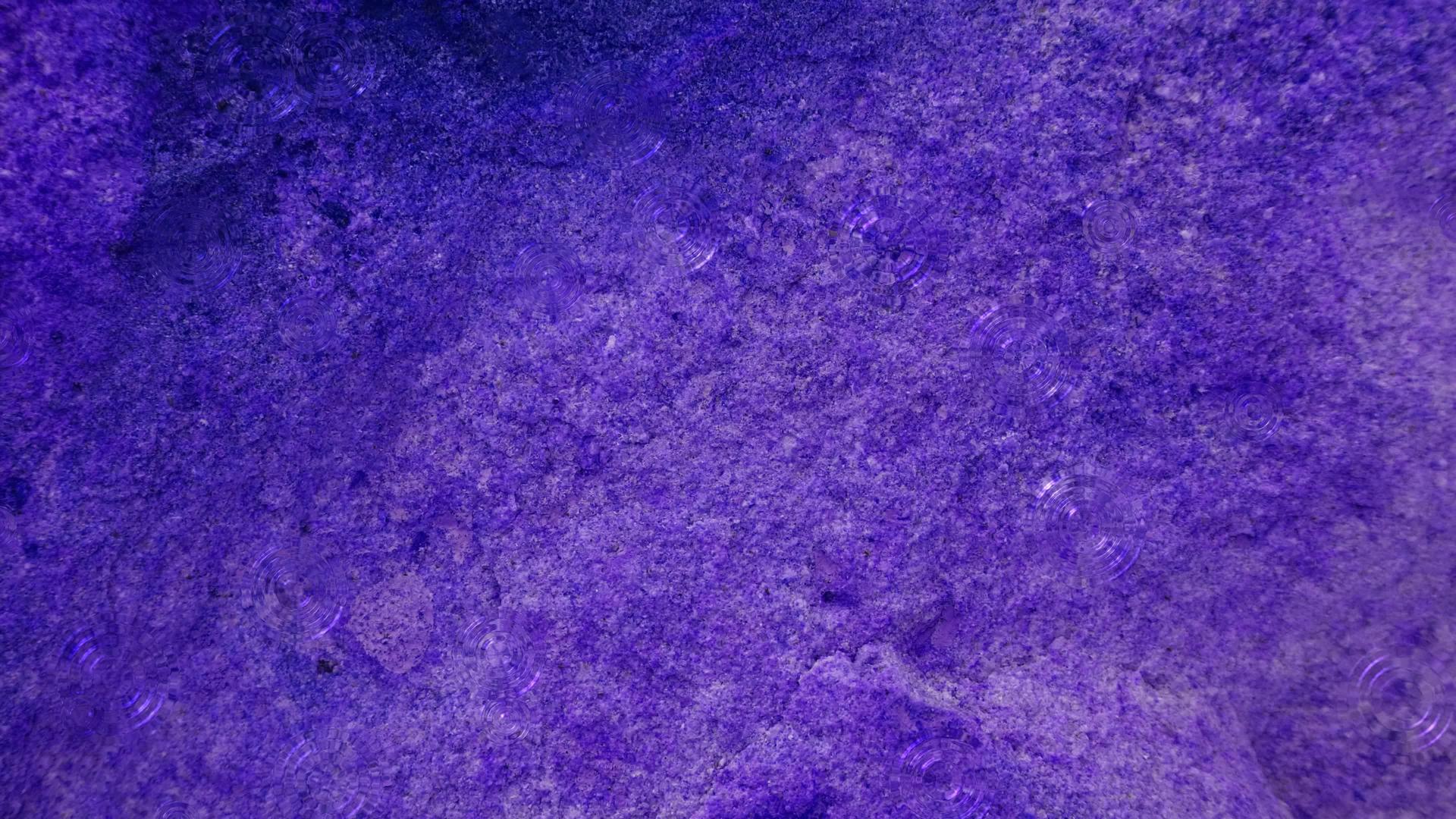 4.厚紫色花岗岩石砖洞表面k室内壁纸雨滴视频的预览图