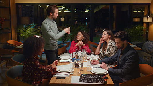 成人团体在餐桌上享受餐厅会议视频的预览图