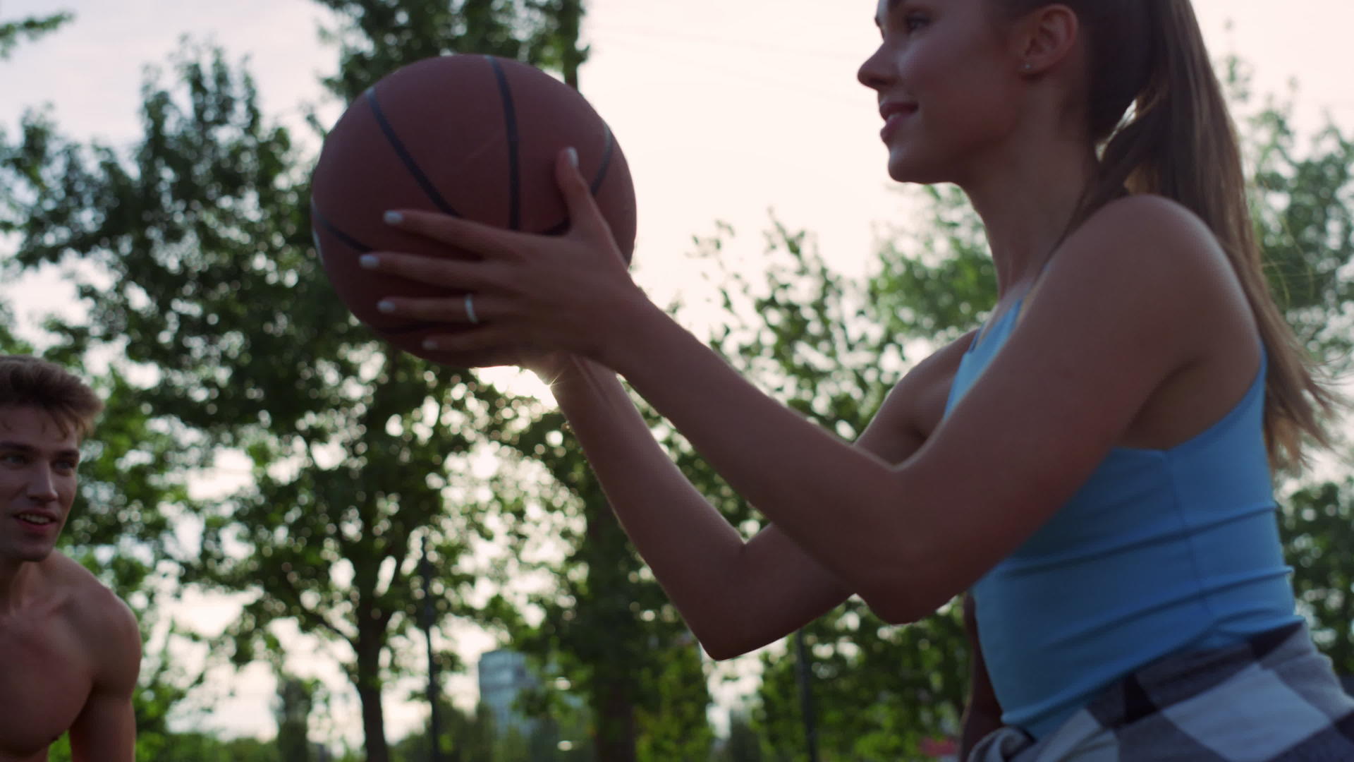 健康的年轻运动员在体育操场上打街头篮球视频的预览图