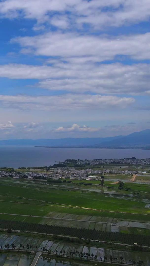 夏季大理洱海喜洲古镇蓝天白云航拍视频的预览图