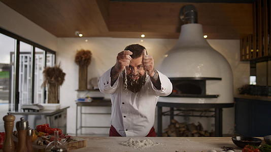 专业厨师在现代咖啡馆厨房餐厅做面粉面包糕点视频的预览图