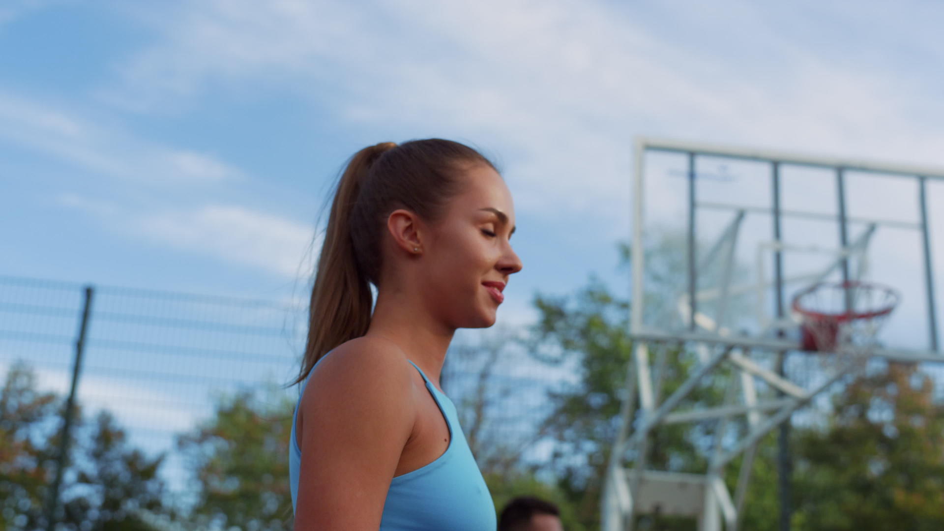 女运动员和朋友在篮球操场上微笑视频的预览图