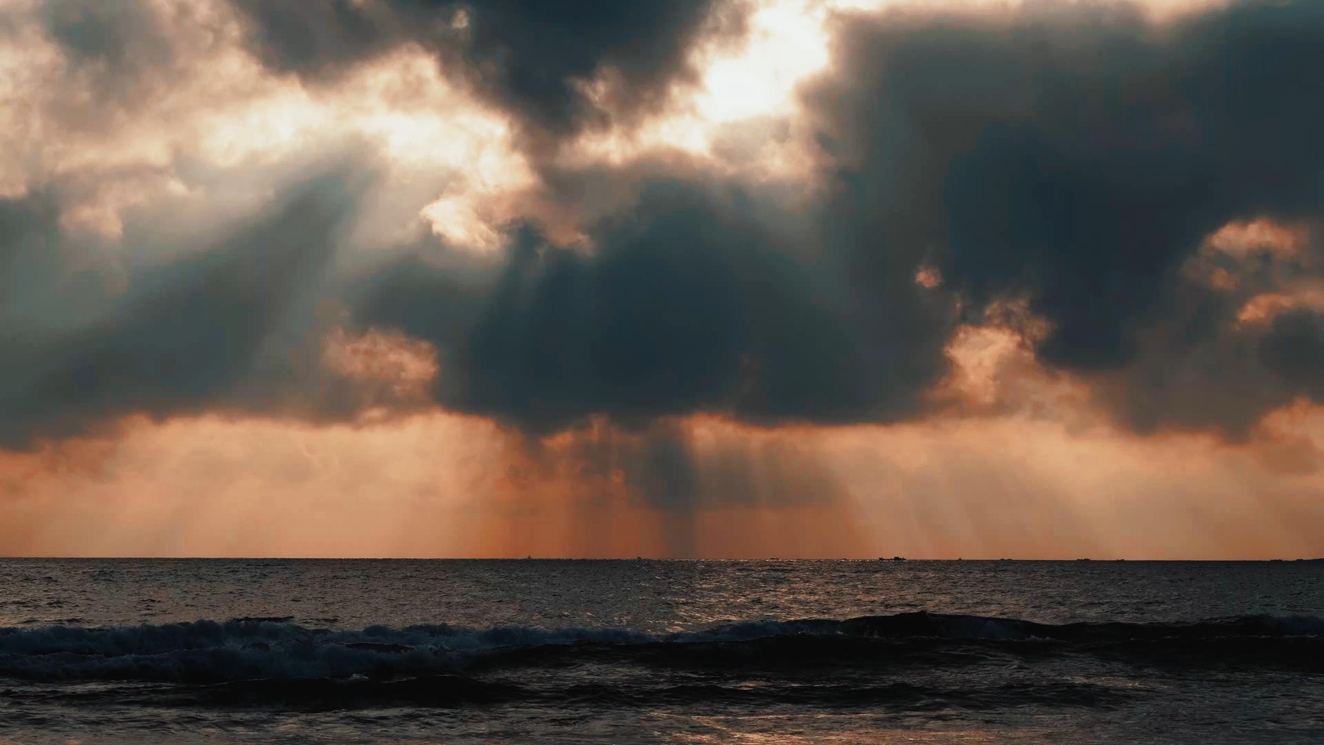 4K日出时的阳光照耀在宁静的海面上视频的预览图