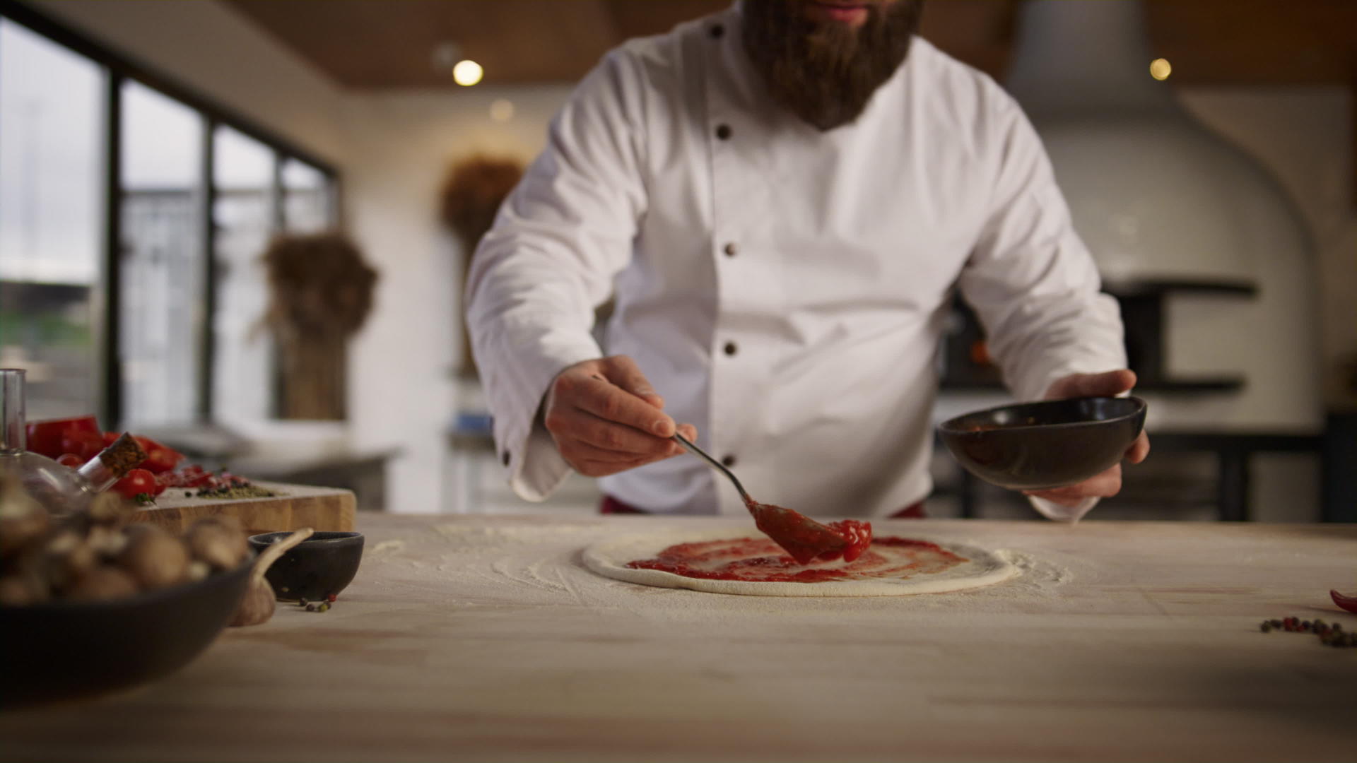专业厨师在厨房做比萨饼视频的预览图