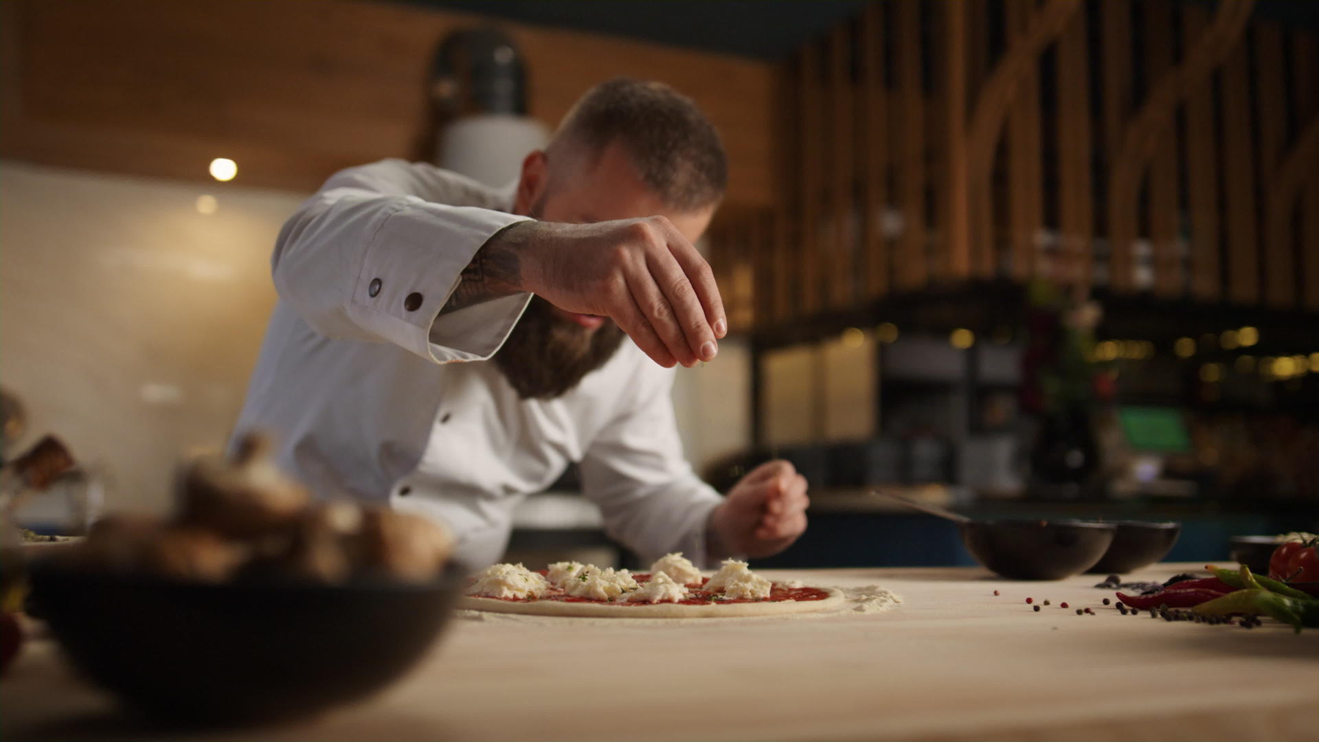 专业厨师在精致的意大利餐厅厨房里做披萨晚餐食谱视频的预览图
