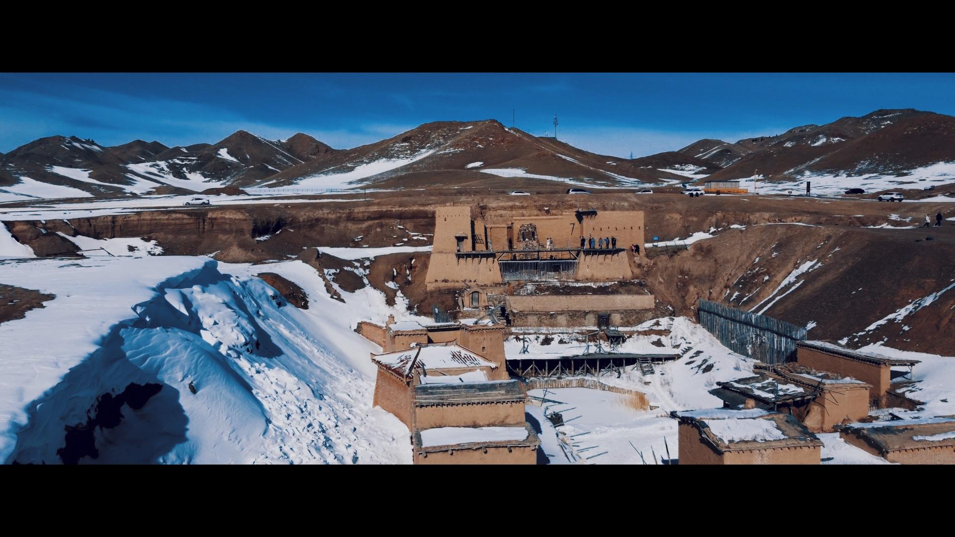 航拍新疆雪山上的少数名族土房子视频的预览图