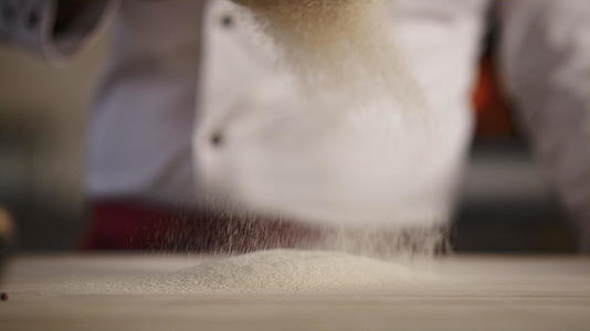 专业厨师在咖啡馆厨房做面粉视频的预览图