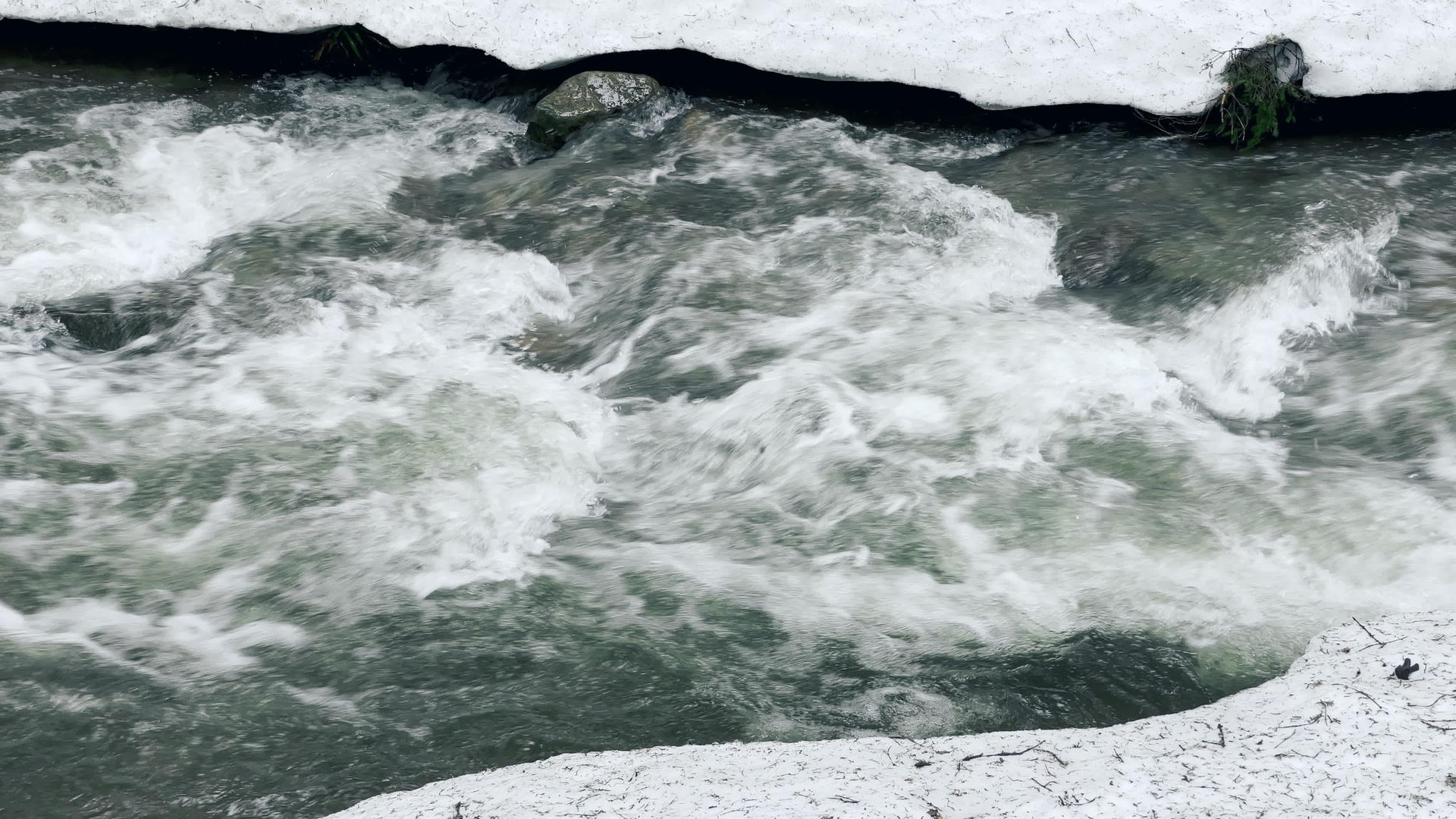 冬天的泡沫河和雪视频的预览图