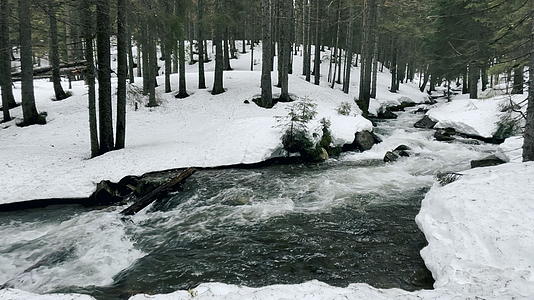 大石头在河流和冬天的雪地里视频的预览图