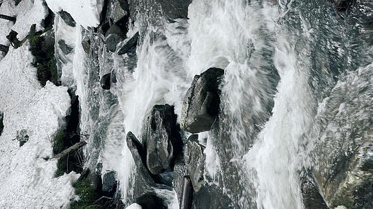 石头景观垂直视图中的河流视频的预览图