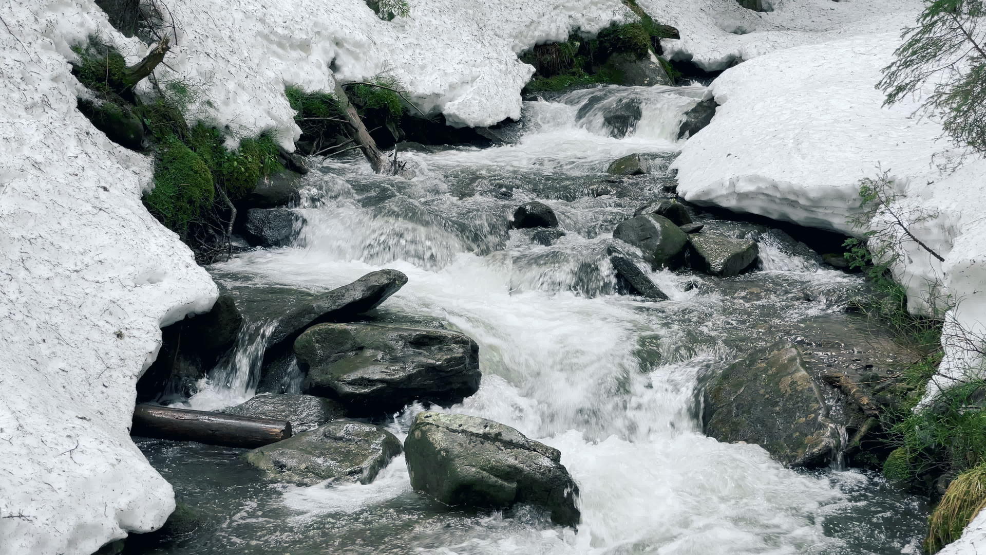 美丽的河流和冬天的雪视频的预览图