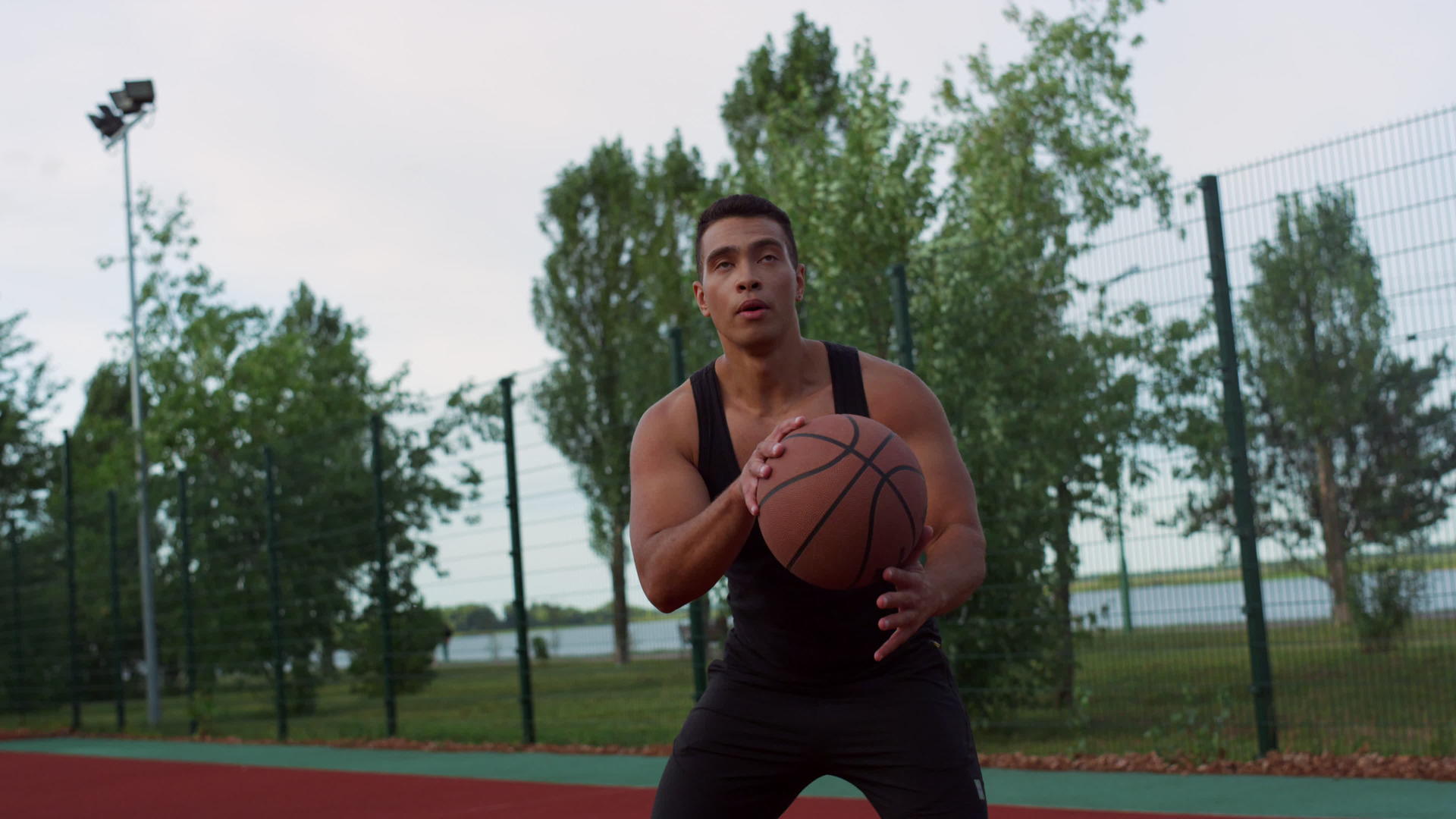 注重运动的运动员在户外练习街头篮球视频的预览图