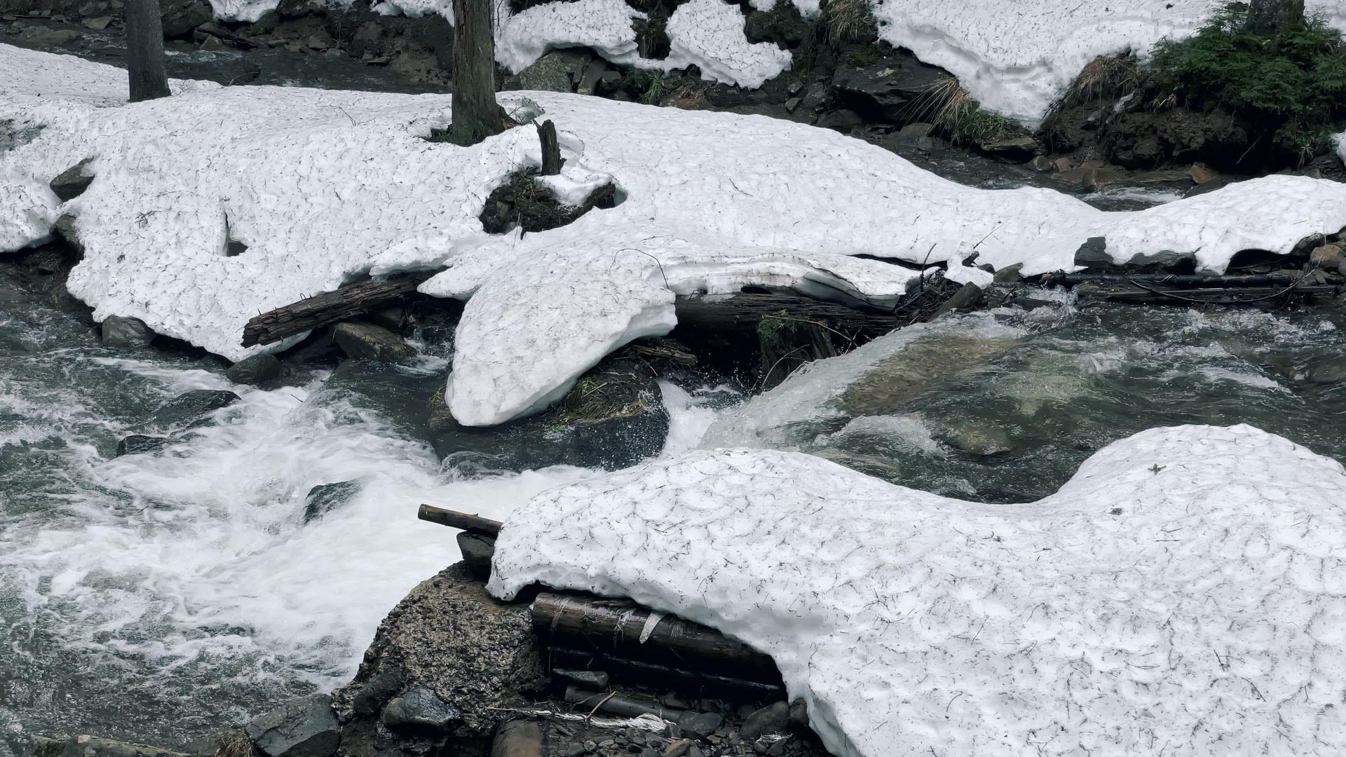 冬天森林瀑布的水质视频的预览图