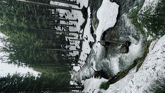冬季景观中的河流瀑布视频的预览图