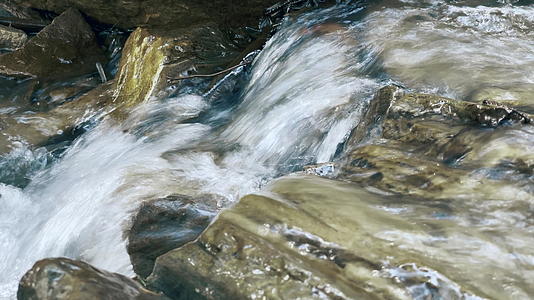 石头景观上的小溪视频的预览图