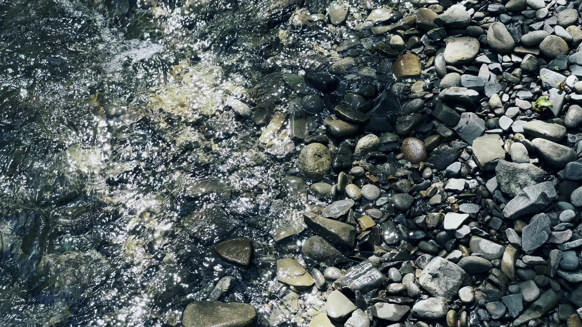 清洁小溪和巨大的岩石背景下的鹅卵石视频的预览图