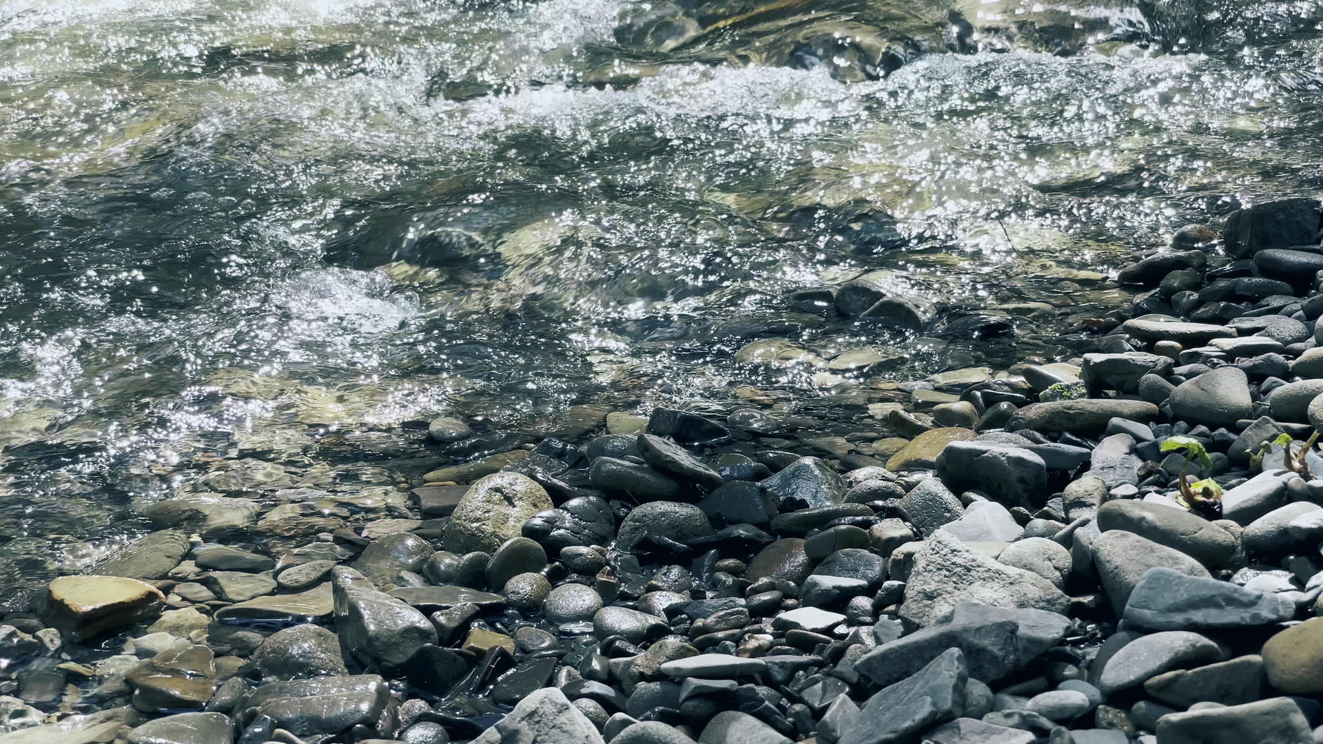 石头景观上的小溪视频的预览图