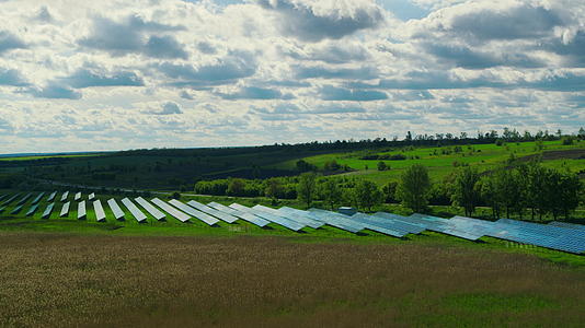 太阳能电池板公园绿色自然背景下的鸟瞰图视频的预览图