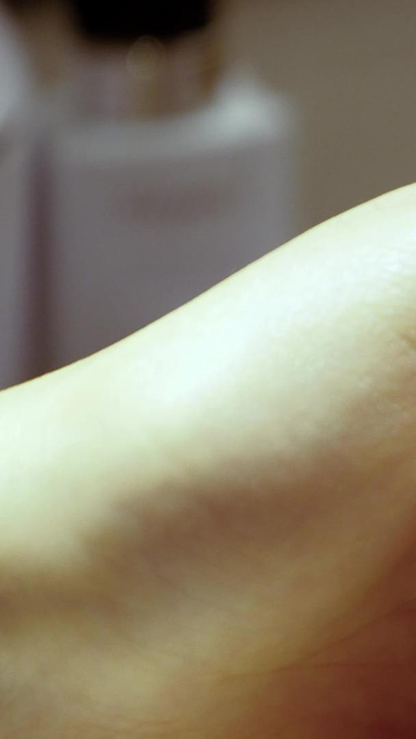 美甲美甲涂指甲油指甲油涂指甲油视频的预览图