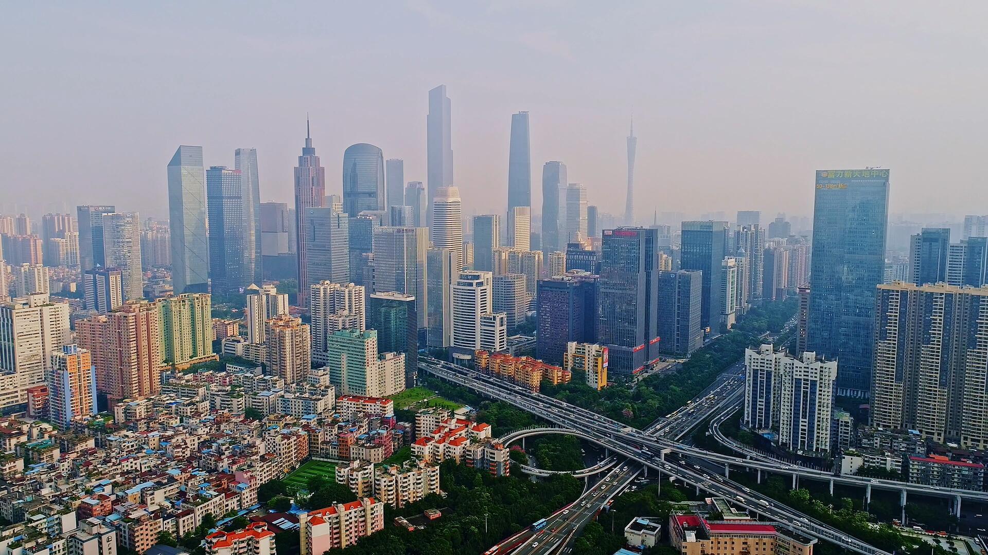 雾霾下的广州城市主干道4K航拍视频的预览图