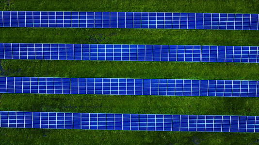 蓝色太阳能电池板在绿草上行走视频的预览图
