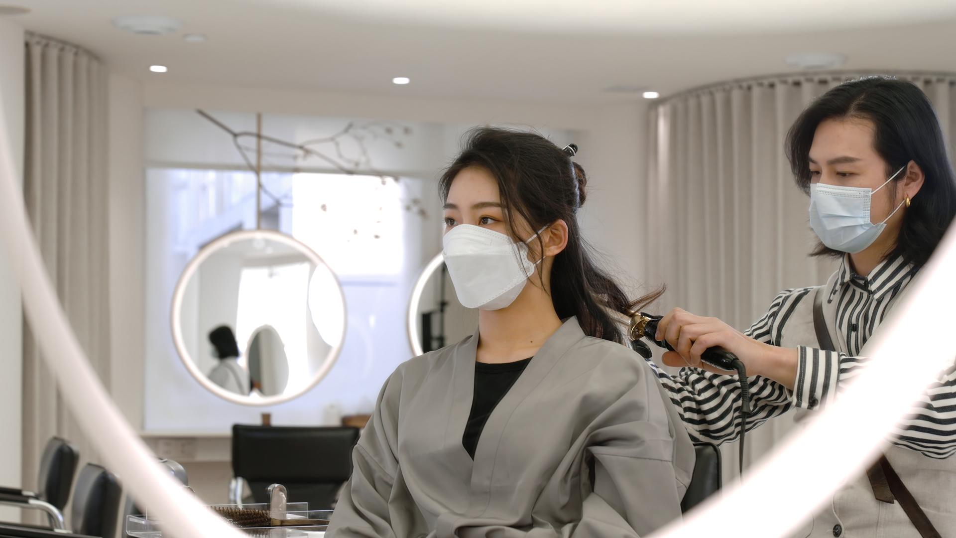 发型师做完造型后顾客看镜中效果视频的预览图