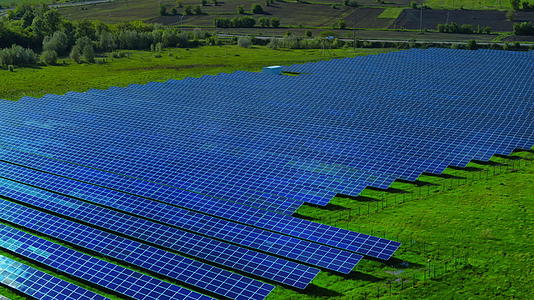 蓝色太阳能电池板在自然背景下的鸟瞰图视频的预览图