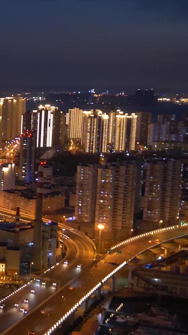 青岛西部大港夜景万家灯光视频素材视频的预览图