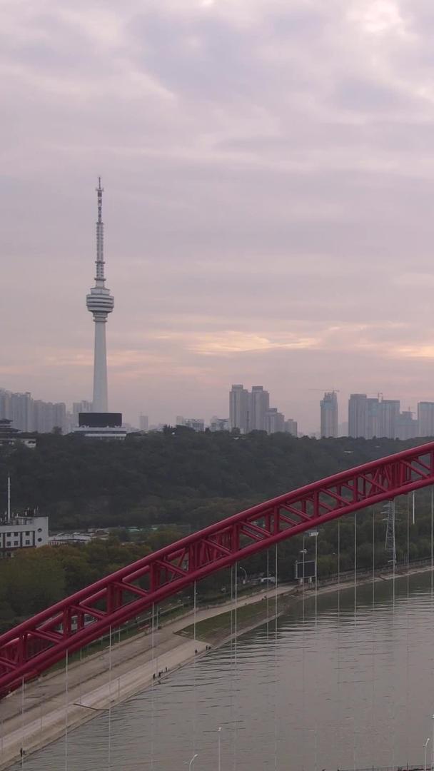 航拍城市风景红色晴川桥交通道路材料视频的预览图