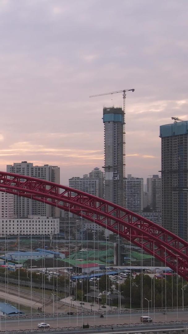 航拍城市风景红色晴川桥交通道路材料视频的预览图