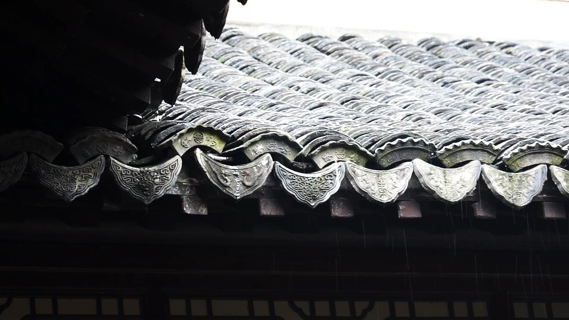 徽派建筑下雨的特写场景视频的预览图