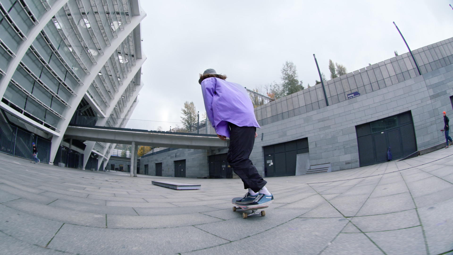 城市街上的滑板男子视频的预览图