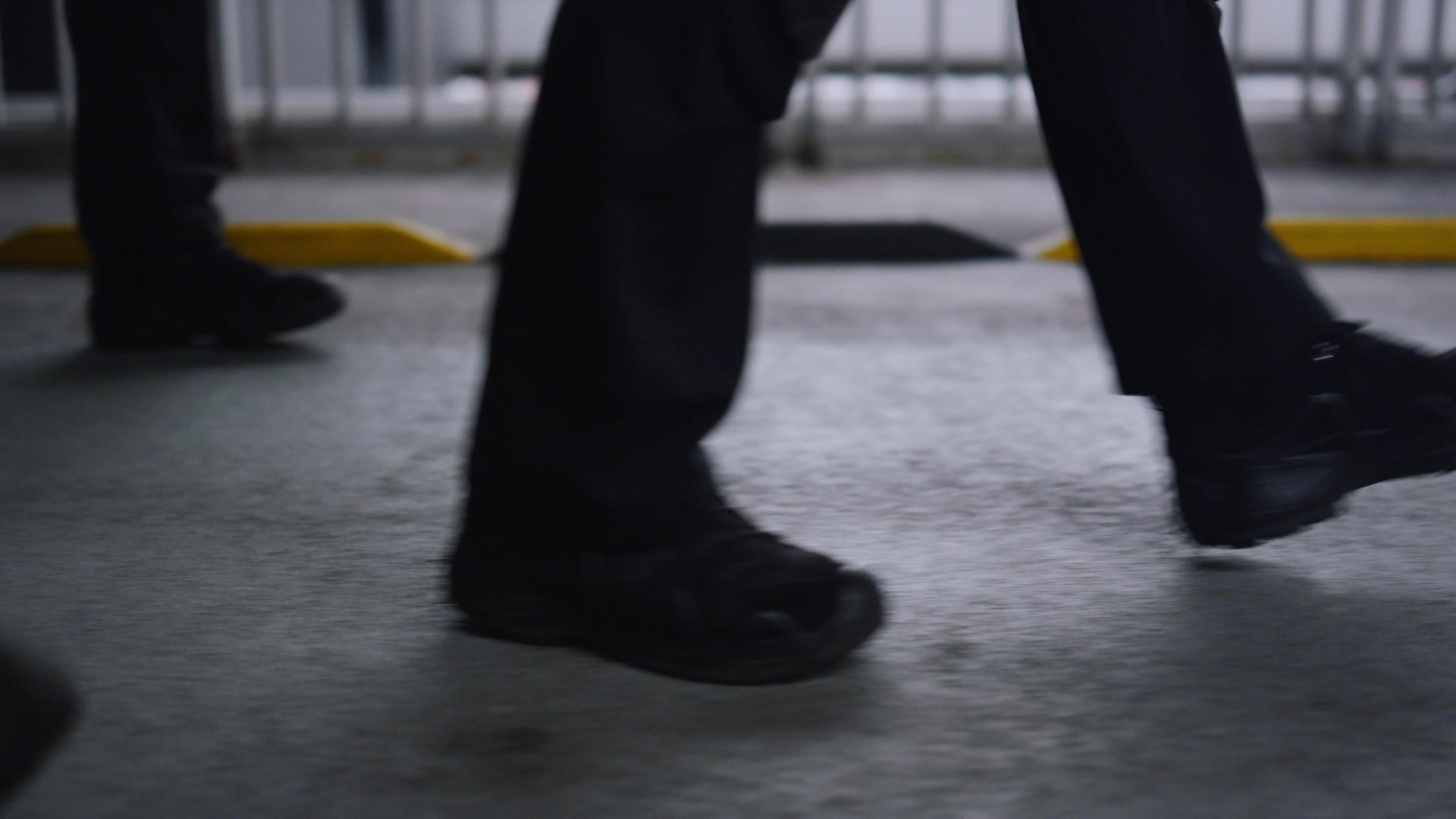 男人穿着黑色的鞋子在路上行走视频的预览图