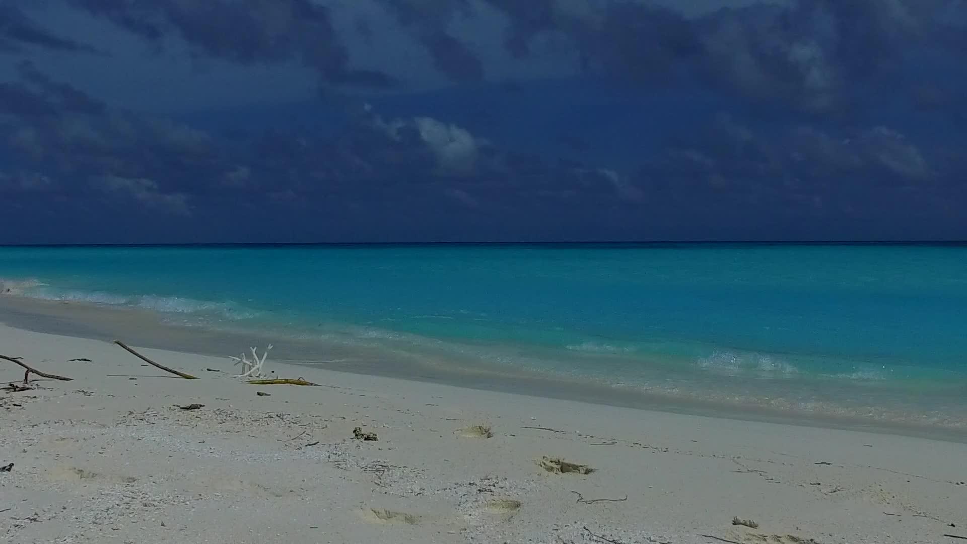 日出后美丽的旅游海滩以蓝海和白色海滩为背景视频的预览图