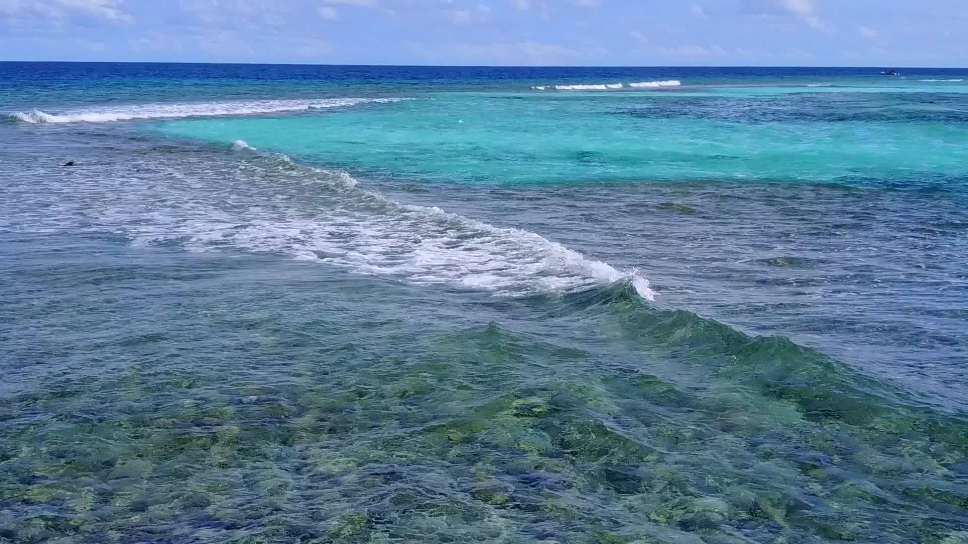 蓝色的环礁湖和阳光下阳光明媚的海滩背景视频的预览图