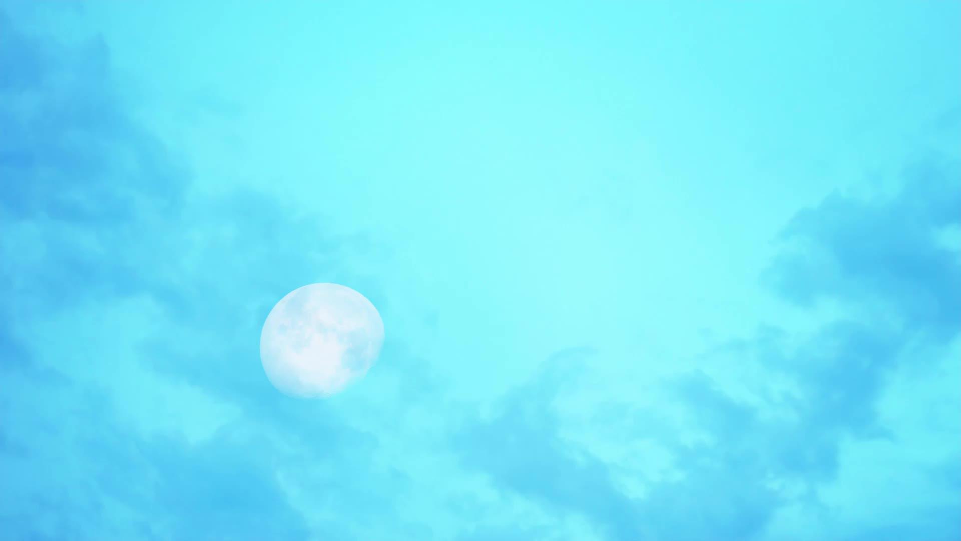 白天当明亮的天空和黑云快速移动时月光的整个月亮表面的时空视频的预览图