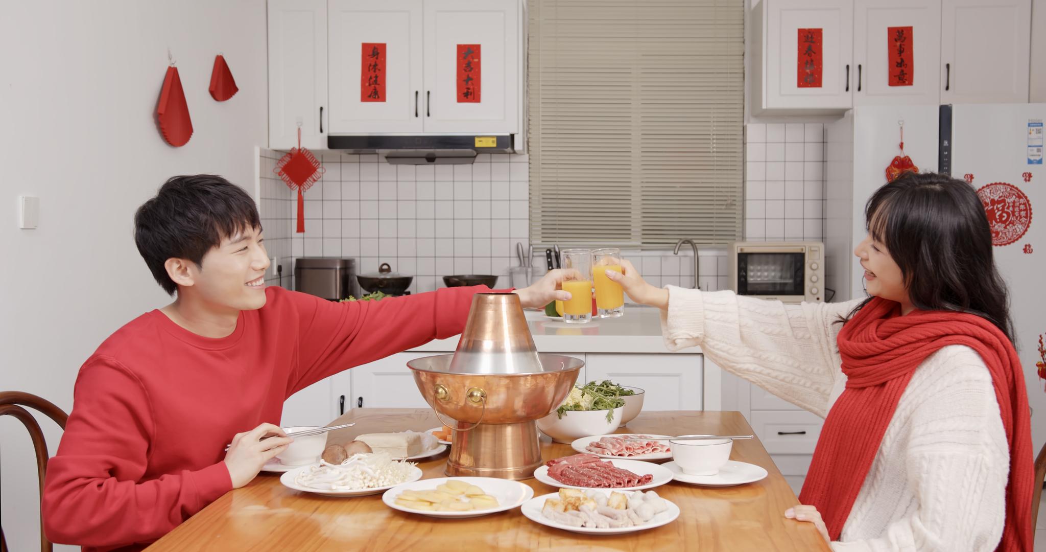 年轻情侣居家吃火锅过新年视频的预览图