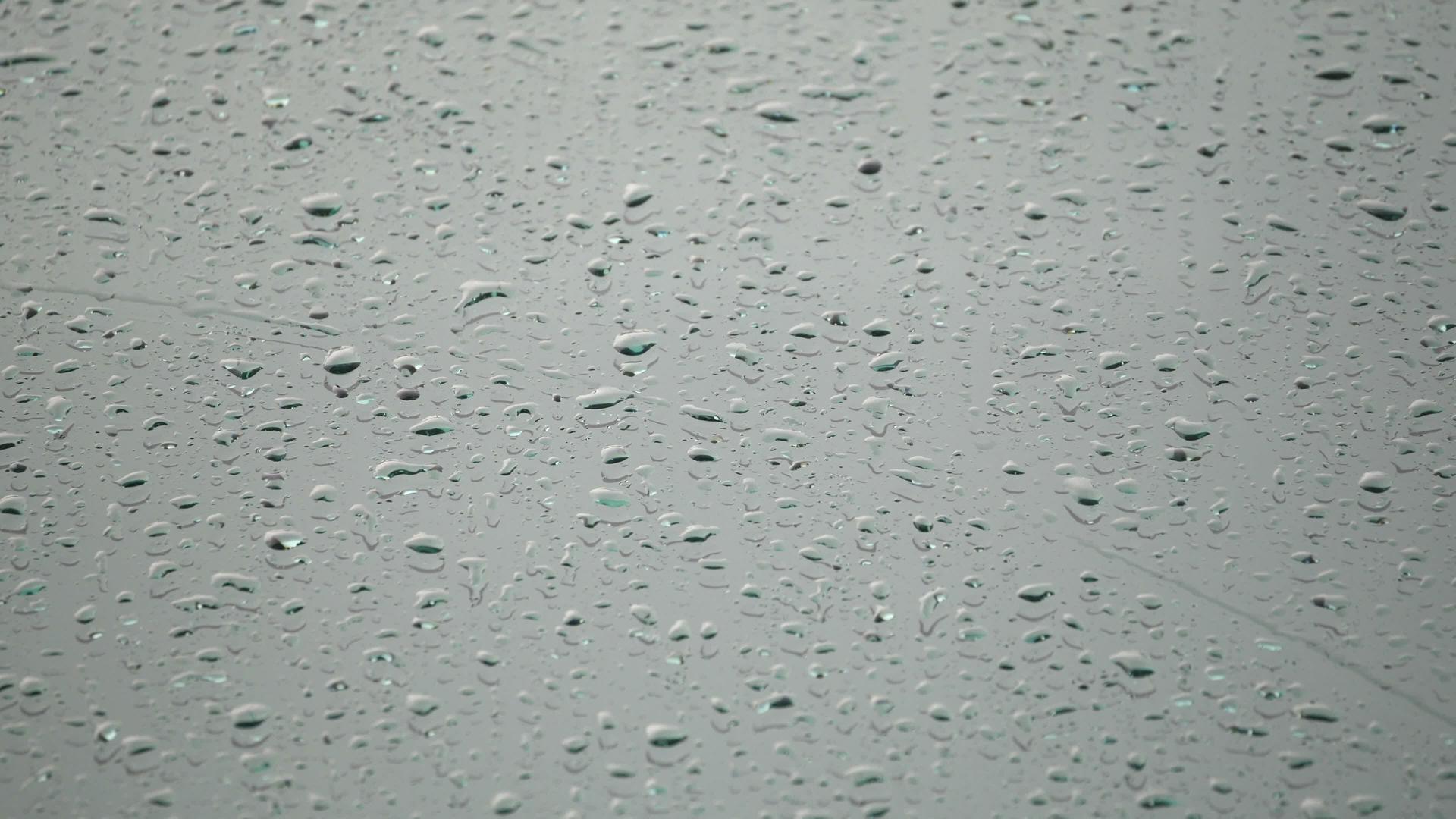 挡风玻璃上有雨滴视频的预览图