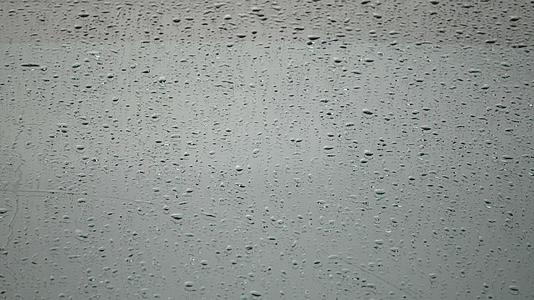 挡风玻璃上有雨滴视频的预览图
