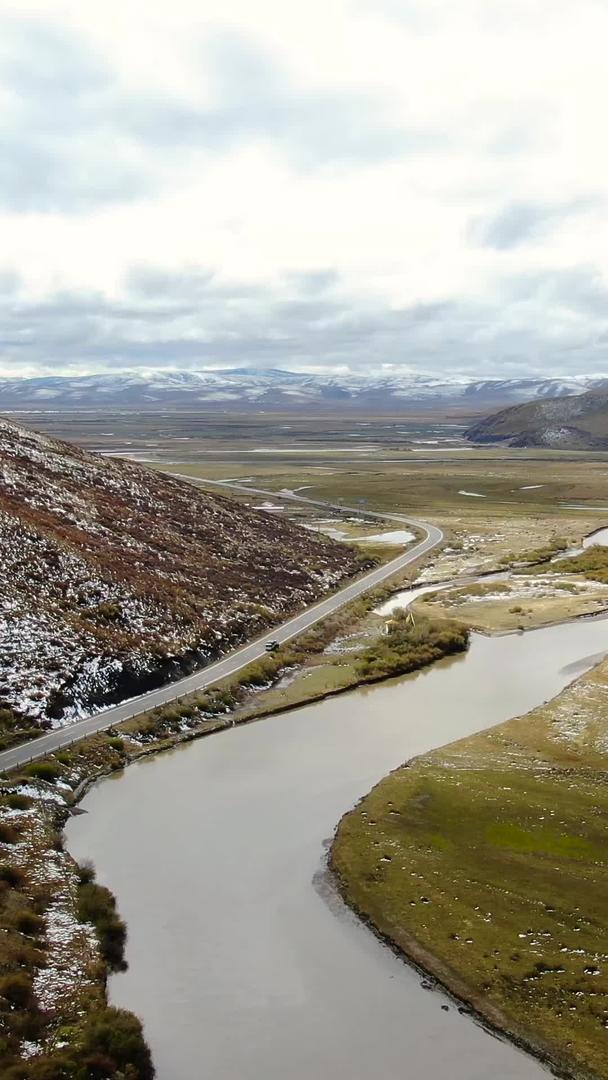 蜿蜒的河流和草原上的公路航拍视频视频的预览图