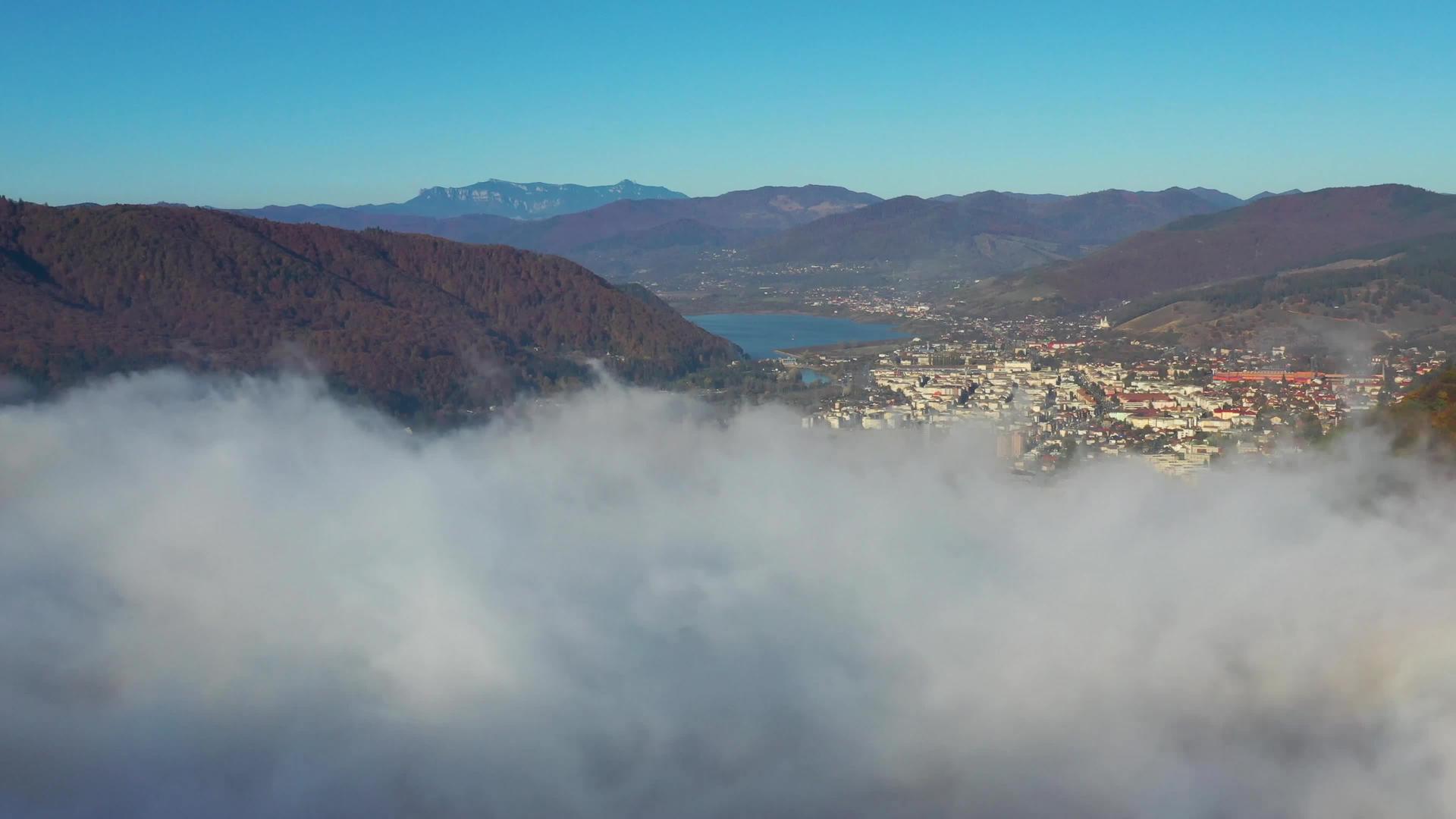 山城的雾比亚特拉纳姆特城的空中秋景更好视频的预览图