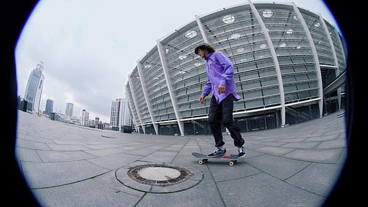 滑板爱好者在城市街道上视频的预览图